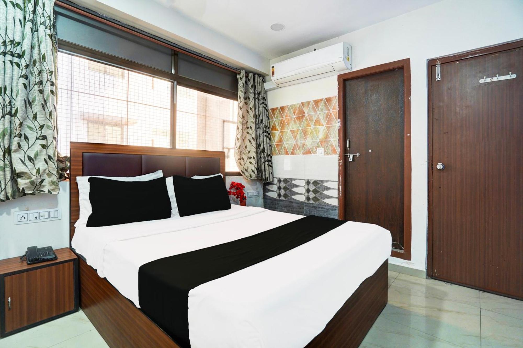 Super Hotel O Geeta Mandir Formerly Hotel Green Park Ahmedabad Bagian luar foto