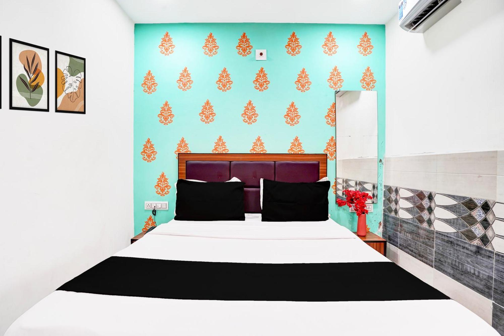 Super Hotel O Geeta Mandir Formerly Hotel Green Park Ahmedabad Bagian luar foto